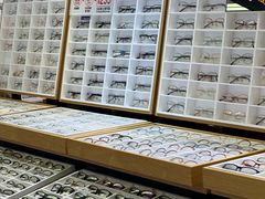 -美式眼镜·授权蔡司.依视路.尼康.豪雅.明月(人民广场店)