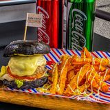 疯狂拉丝的芝士黑汉堡🍔这谁顶的住啊