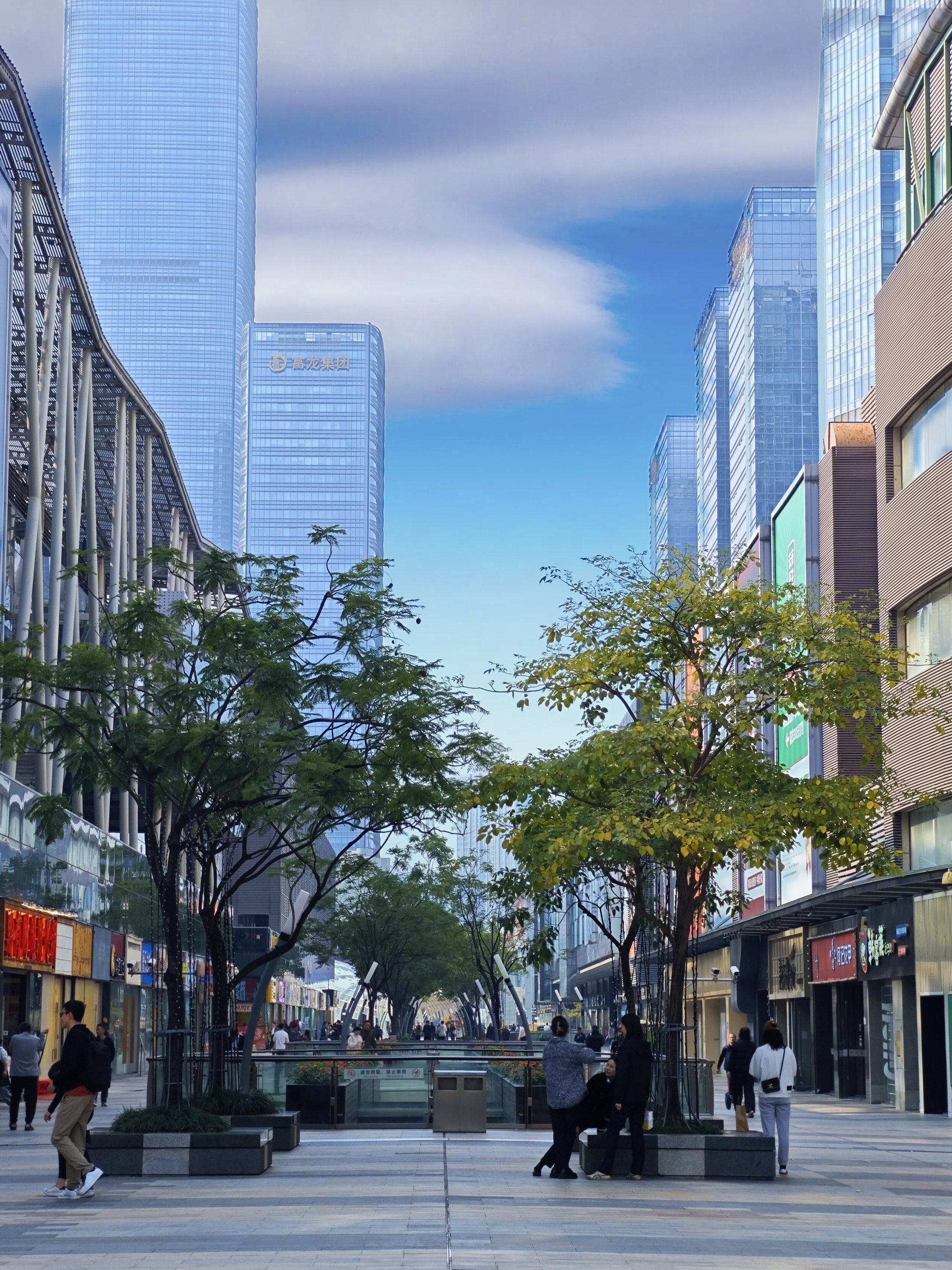 热闹,
天气很好,可以很随意的闲逛,
城市的美景还是属于高楼大厦