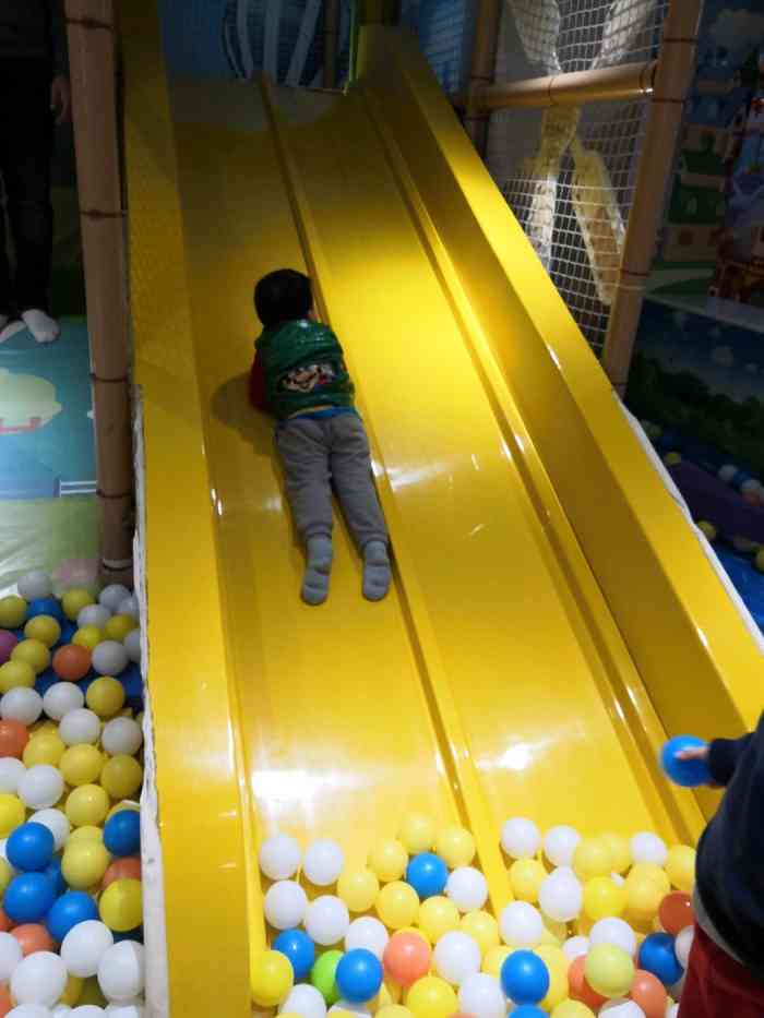 绿豆蛙儿童乐园-"地方挺干净的 就是地方太小了 玩的东西不.