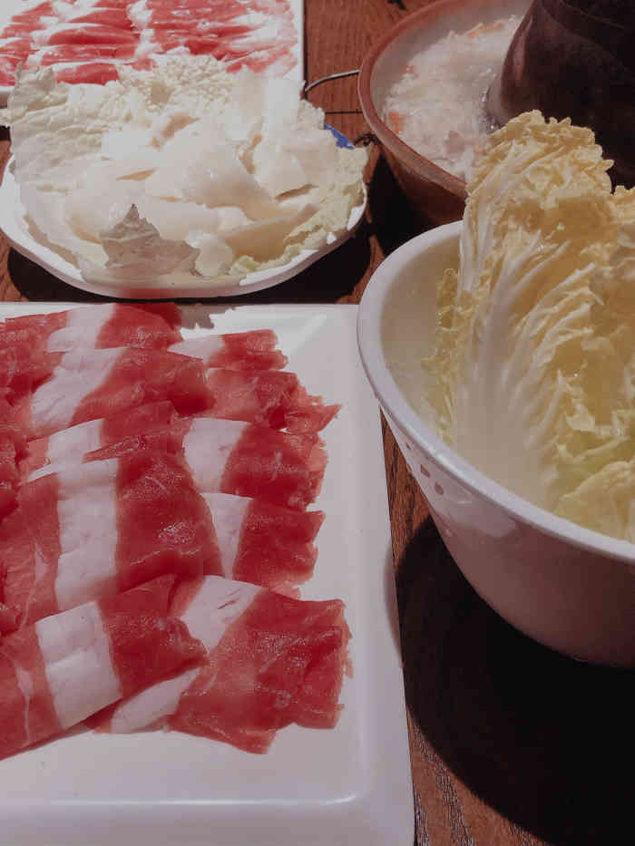 老北京涮羊肉(宝龙广场店"中午去的,都没什么人.服务员就一个,味道.