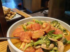西红柿口蘑煮西兰花-壹零捌道·北京烤鸭(车公庄店)