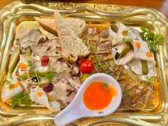 俄罗斯萨拉白肉熏肉拼盘-米德维奇俄式西餐厅(西六道街店)