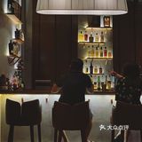 杯中風物匯成灰色的詩，塵世内，夜未央，別有風光。