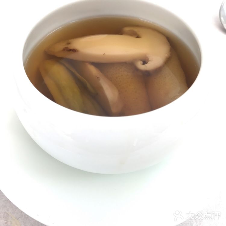 每样餐食小而精致，用完一道上一道