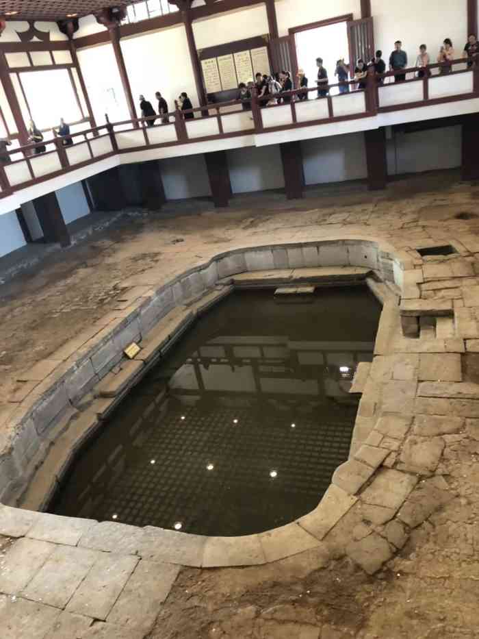 华清池温泉-"华清池没有水啊～导游讲解很细致!服务很好.