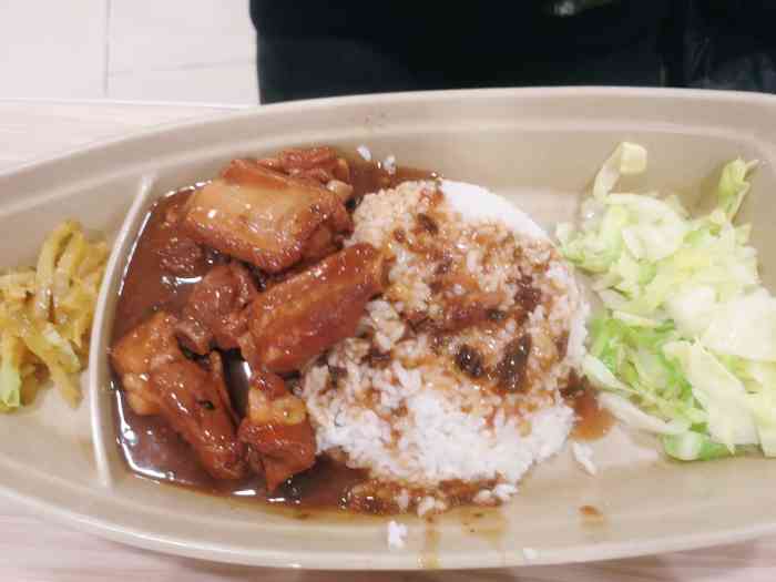 康康快餐(六店)-"他们店面有时候人多起来会很乱,东西也挺贵.