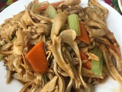 肉炒板栗蘑-何适山庄 ·可团建(水长城P2停车场店)