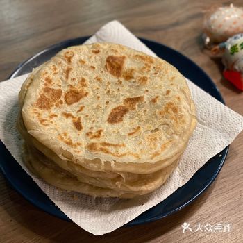 擀成大片，稍薄些，在面片上撒上少许盐和花椒粉