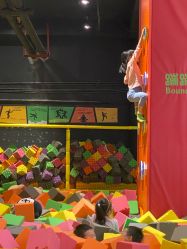 -蹦蹦跳跳(新奥购物中心店)