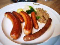 德国香肠拼盘配土豆泥和酸椰菜-LENBACH兰巴赫西餐啤酒坊(大连东港店)