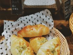 蒜香黄油卷-沁屋面包店(人民东路店)