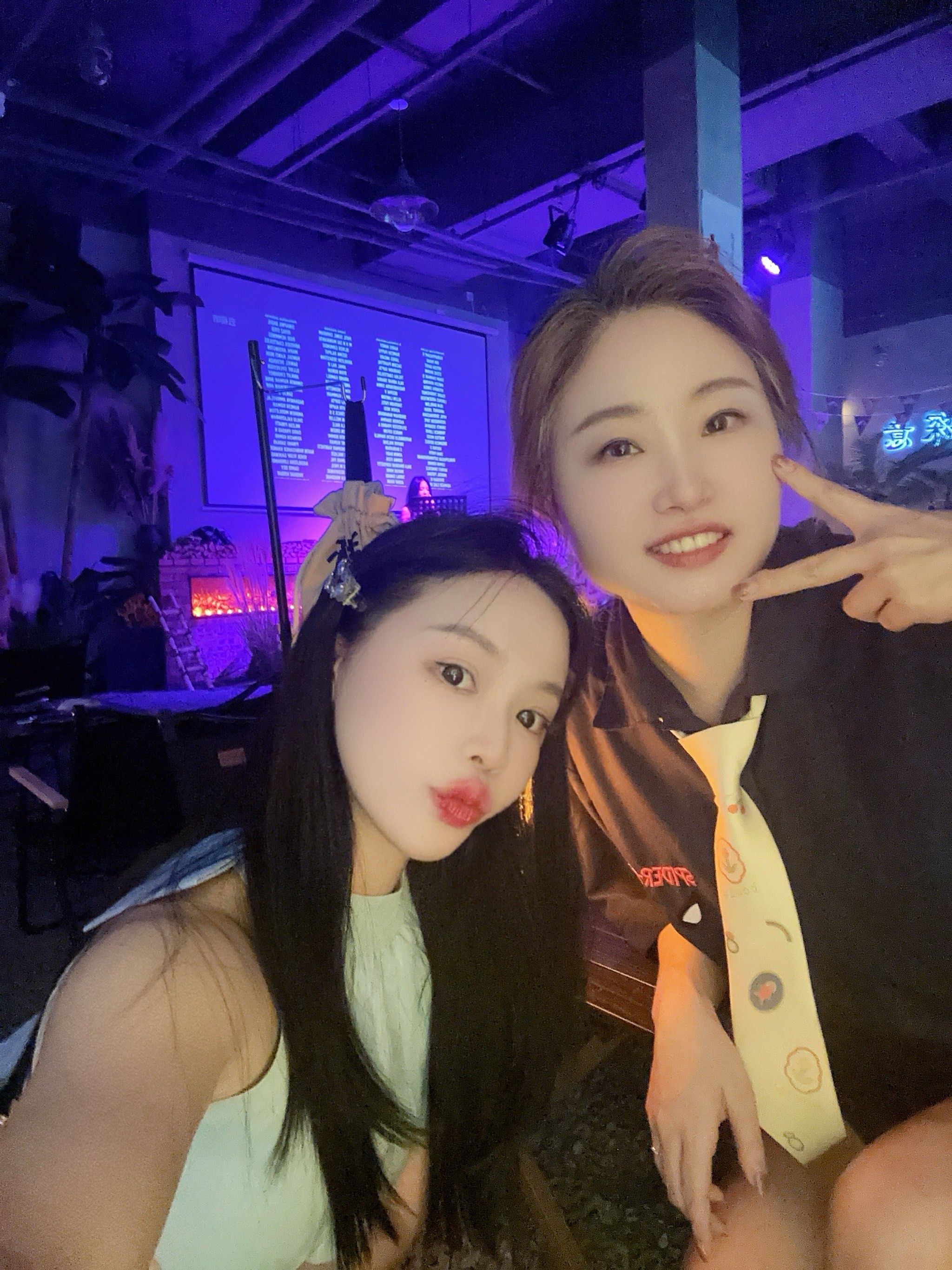 t1-124
[微笑]环境:
逛街的时候发现一家藏在滨江银泰里的小酒馆