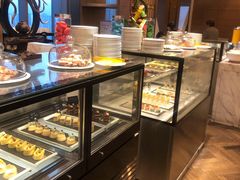面包甜点陈列柜-都会尚膳·海鲜自助餐厅(重庆万豪酒店)
