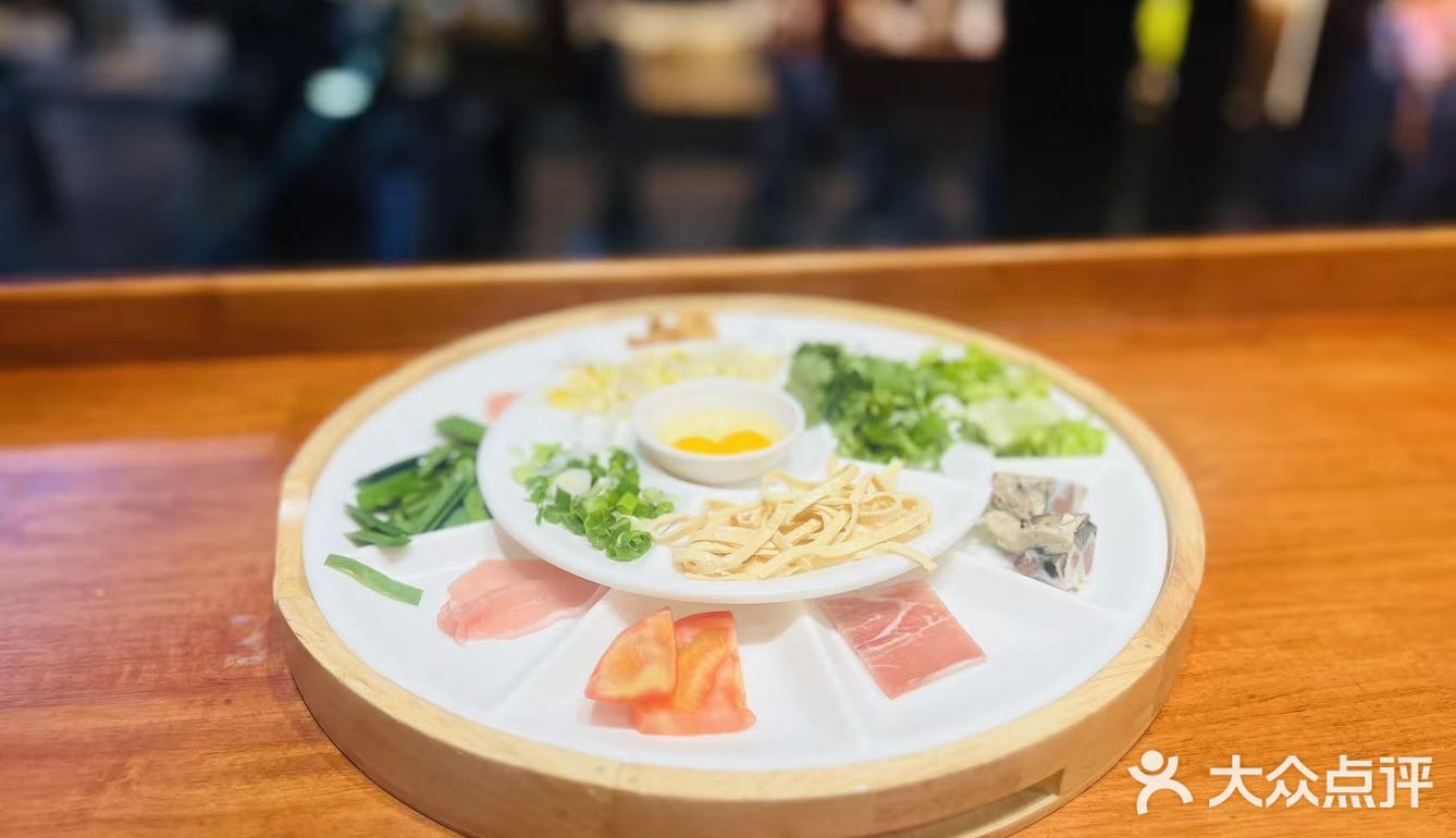 丽江古城C位！人均30+吃飘着玫瑰的过桥米线