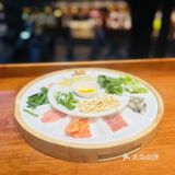 丽江古城C位！人均30+吃飘着玫瑰的过桥米线