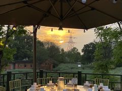 -茅草房·河畔园林火锅