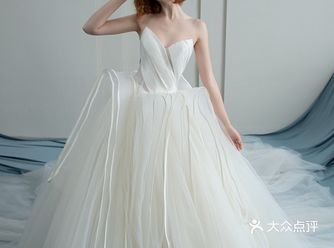 这一款独特燕尾胸型主纱你pick到了吗
