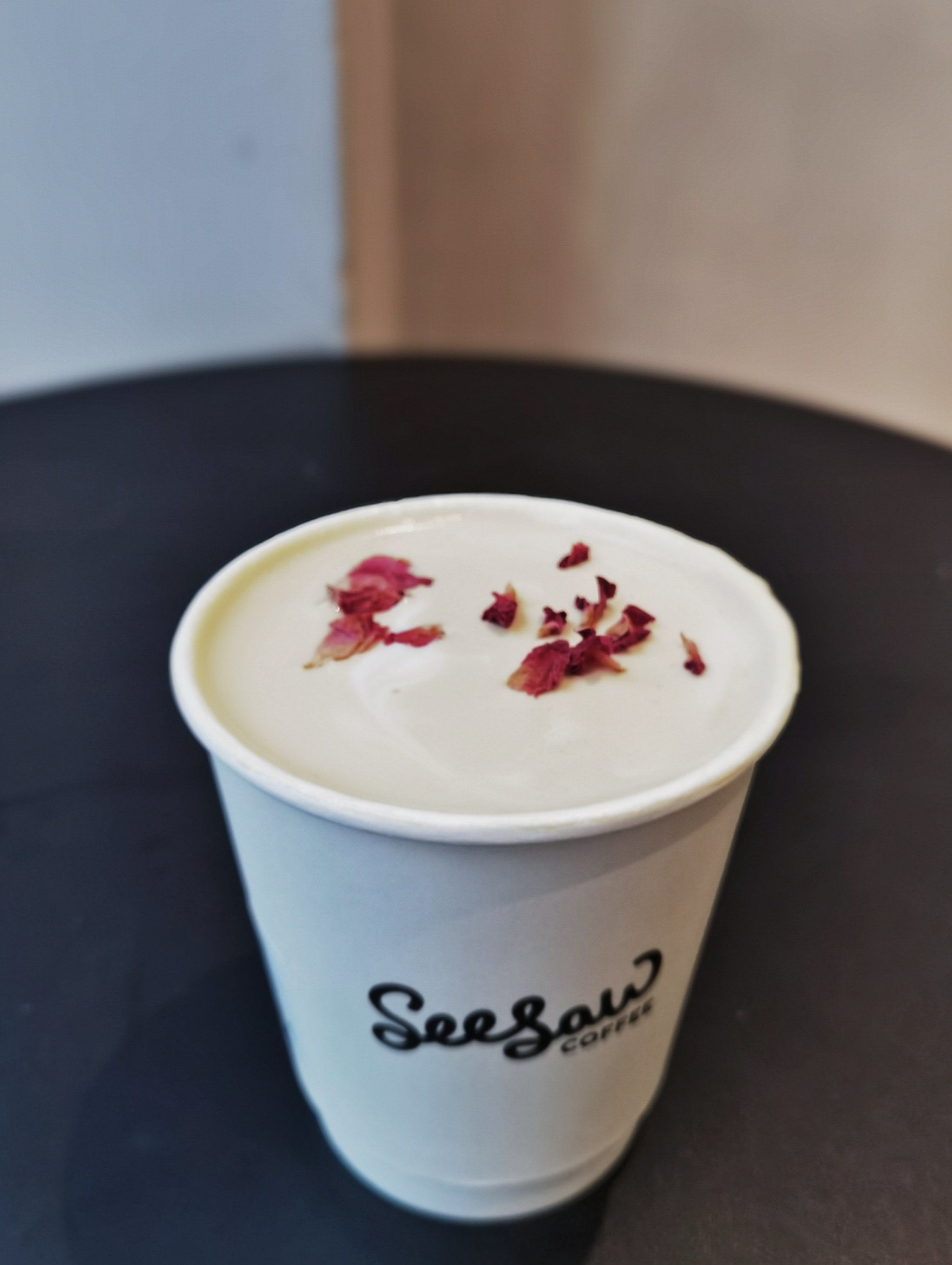 浪漫甜蜜的玫瑰拿铁