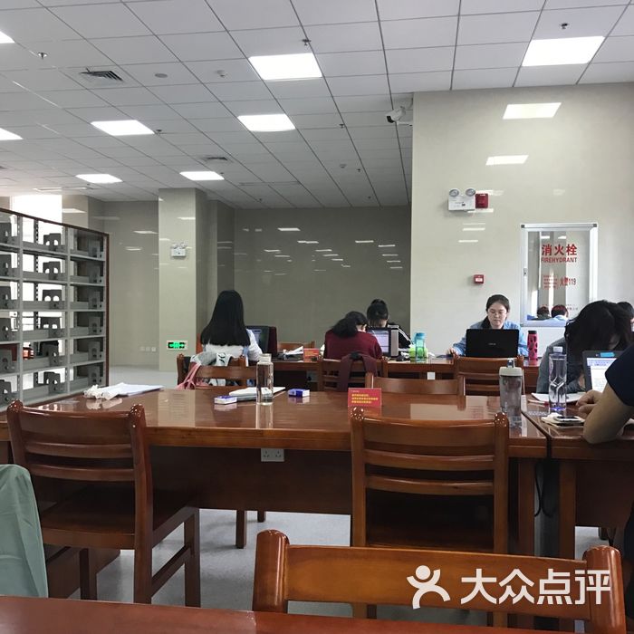 武汉大学信息学部图书馆