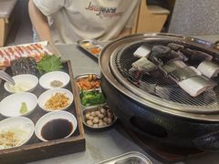 -围炉肉舍•炭烤活鳗•丹东海鲜烤肉(步行街店)