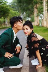 -现代经典婚纱摄影