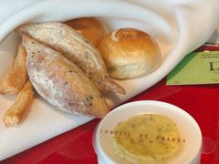 餐前面包配黄油-弦月窗LUNETTE BY AMANDA(复兴路店)