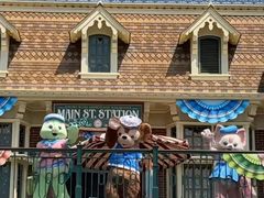 -小镇影院迪士尼小熊Duffy与他的朋友合影地