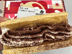 手握拿破仑提拉米苏-Tims天好咖啡(河西万象城店)