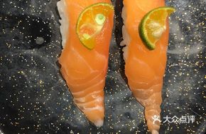 Grilled Salmon Sushi with Sauce