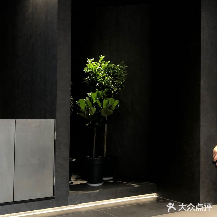 好多漂亮妹子在拍照。门口有位置，坐着挺惬意的