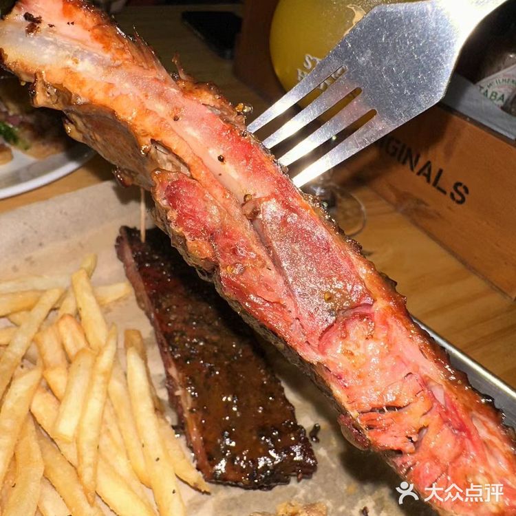 大口喝酒，再和朋友畅聊，看着座位边上那么多外国食客