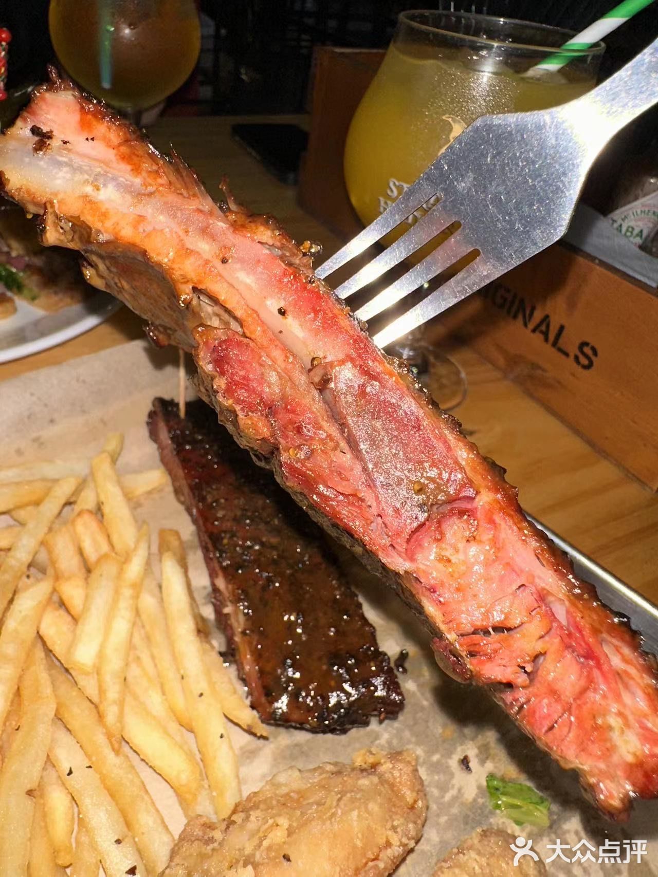 大口喝酒，再和朋友畅聊，看着座位边上那么多外国食客