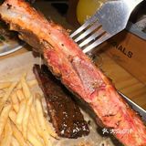 大口喝酒，再和朋友畅聊，看着座位边上那么多外国食客