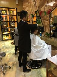 点击看大图 陶醉总监在剪发-永琪美容美发
