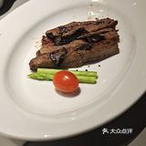 餐前的免费面包很好吃，表皮有白芝麻和蜂蜜的香气