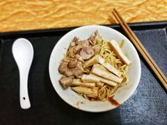 -松树干拌面店