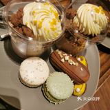 隔壁耐克店逛累，找了家星巴克歇脚，没想到这家是臻选店