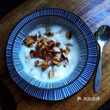 撒上红枣粒点缀 space