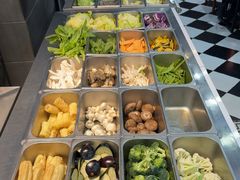 -愉肴麻辣香锅(中山路店)