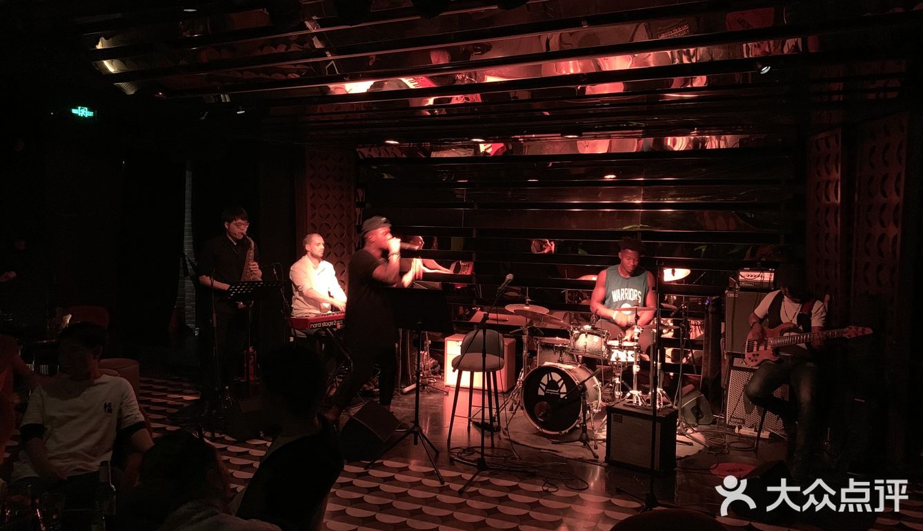 上海有live band的酒吧很多,这家虽不大
