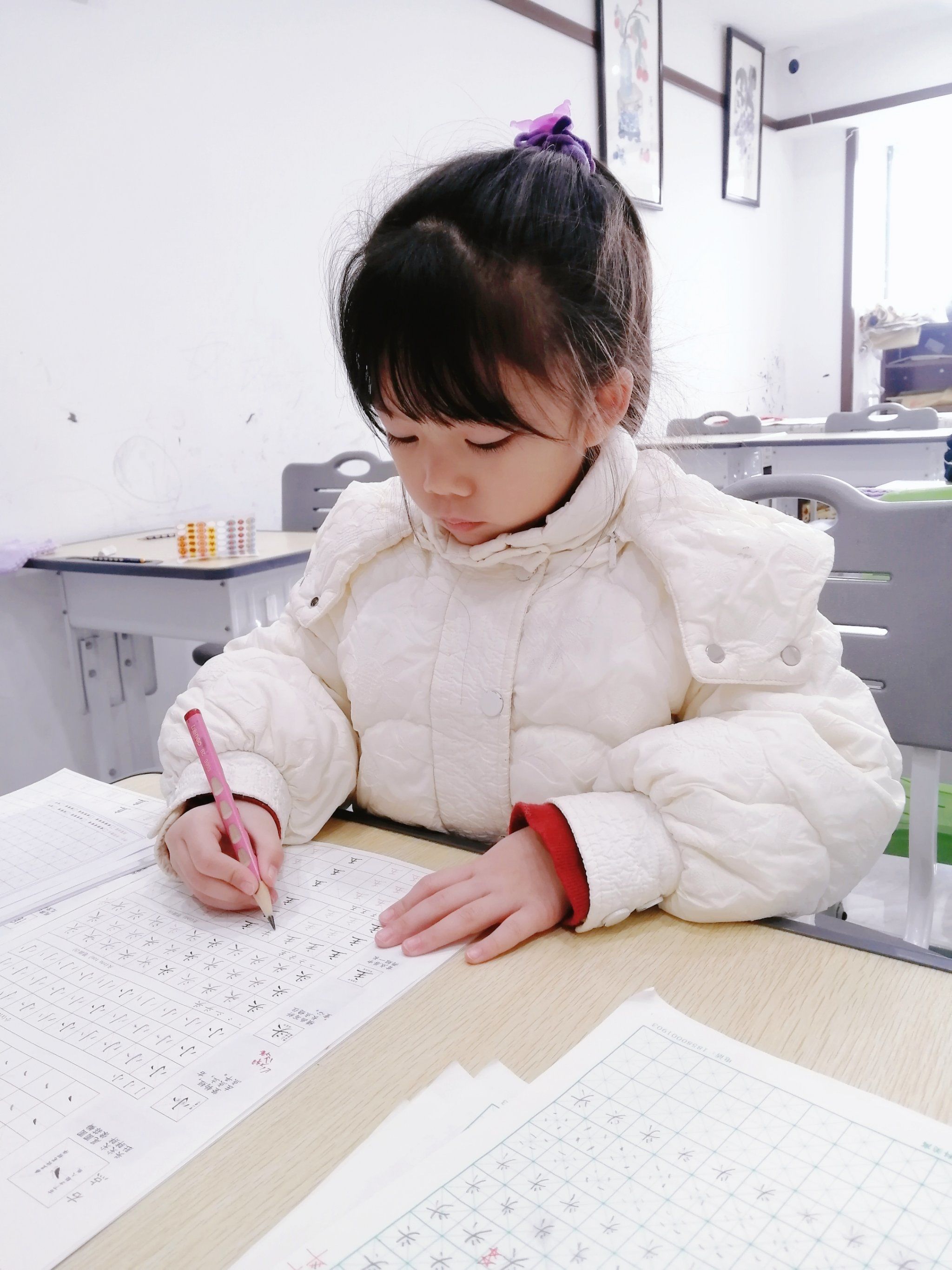 5岁霖蒙小学员的课堂,坐姿执笔好习惯