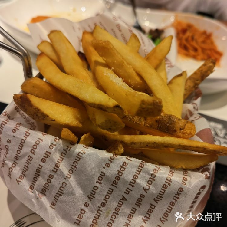 最喜欢法式鹅肝牛排，鲜美不腻，上面的酱料酸酸的