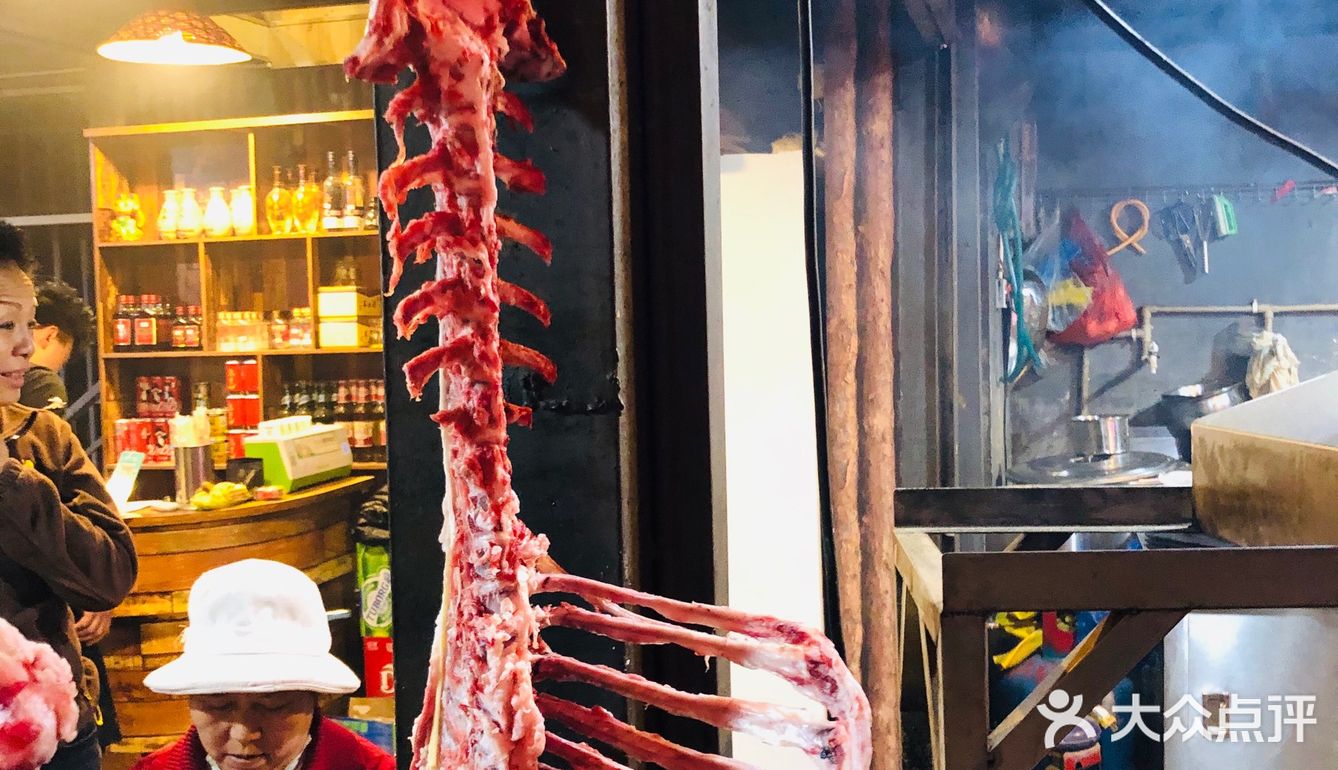 略显悲伤 松枝烤鸡、熏牛肉