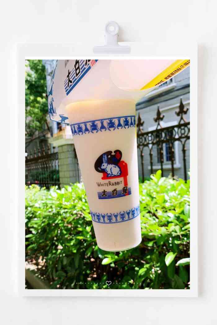 大白兔快闪店-"又一个网红店,大白兔奶茶店.一边有服务生.