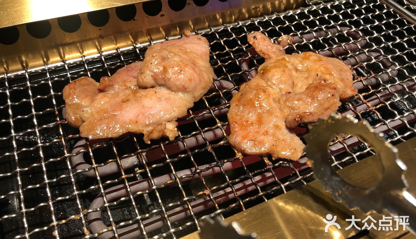 到就坐后服务女生及时的服务，无论是加料，换盘