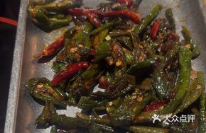 Stir-Fried Yellow Beef with Dried Chilies
