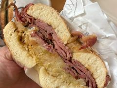腌牛肉酸菜贝果-HOLY BAGEL(苏河店)