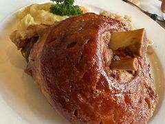 烤猪肘配酸菜土豆泥-兰特伯爵西餐厅·啤酒屋(方庄店)