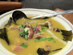 -帅巴人舅母子腊蹄民俗村